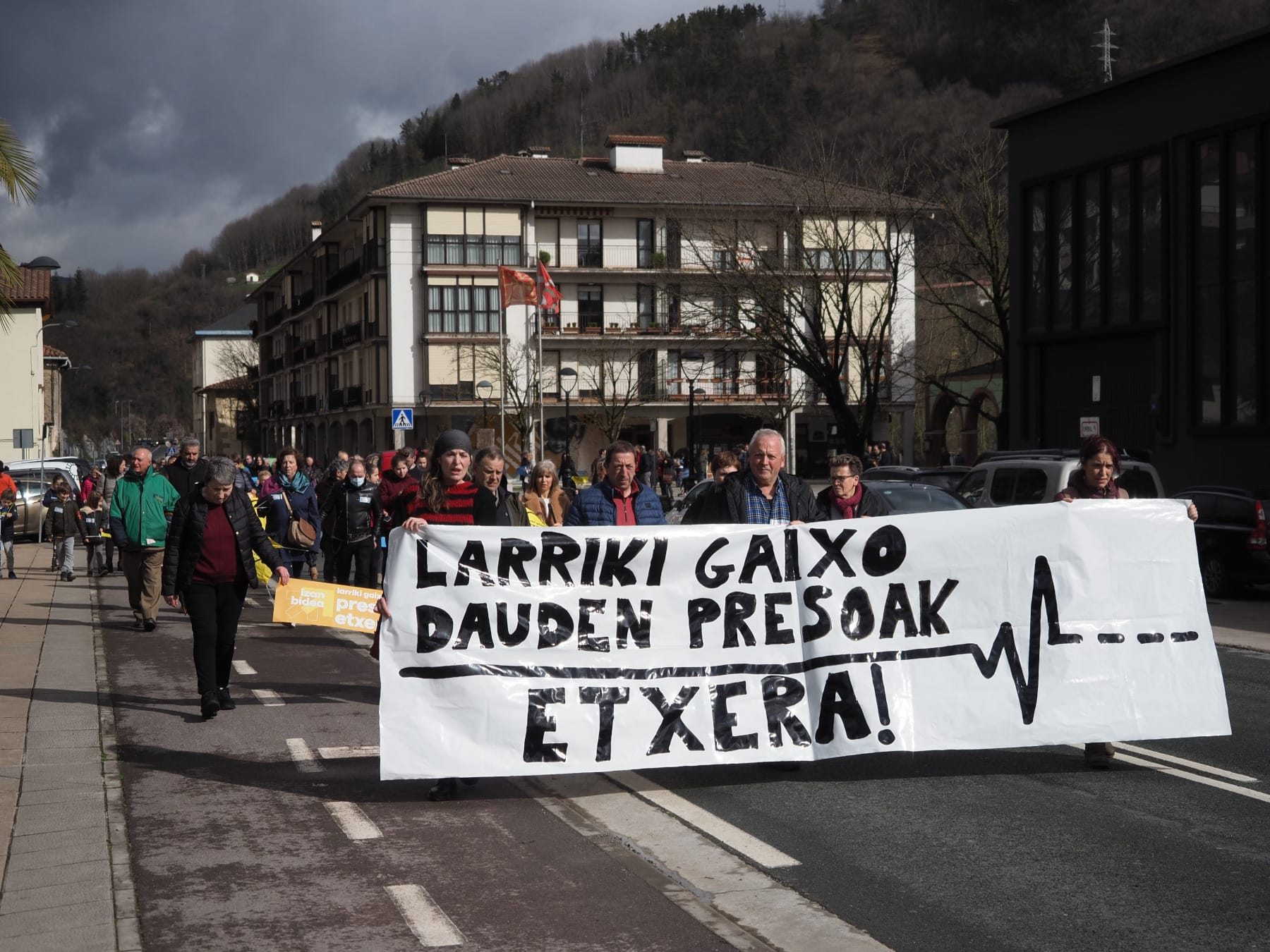 UNA CADENA HUMANA DESDE ITSASONDO HASTA ORDIZIA PARA DENUNCIAR LA