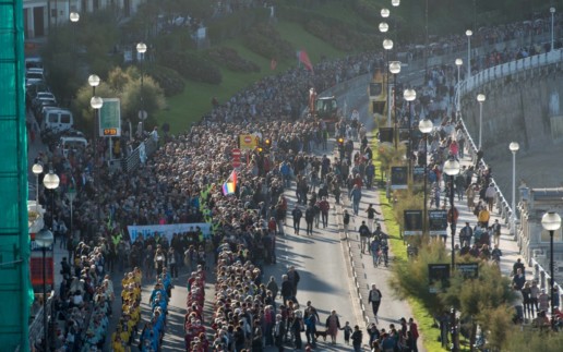 “Ibilian-ibilian etxerako bidean” Lelopean Manifestazioa egin da Donostian
