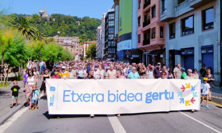 Manifestación en la semana grande de Donostia bajo el lema «Etxe bidea gertu»