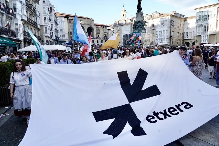 Una multitud se manifeista en Gasteiz convocada por Sare