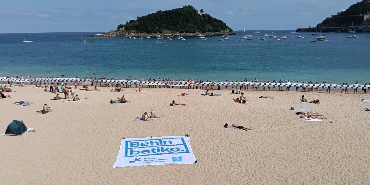 Urtero egin ohi dugun moduan, aurten ere, EHko hainbat hondartzetan elkartu gara euskal preso, iheslari eta deportatuak etxeratzearen alde