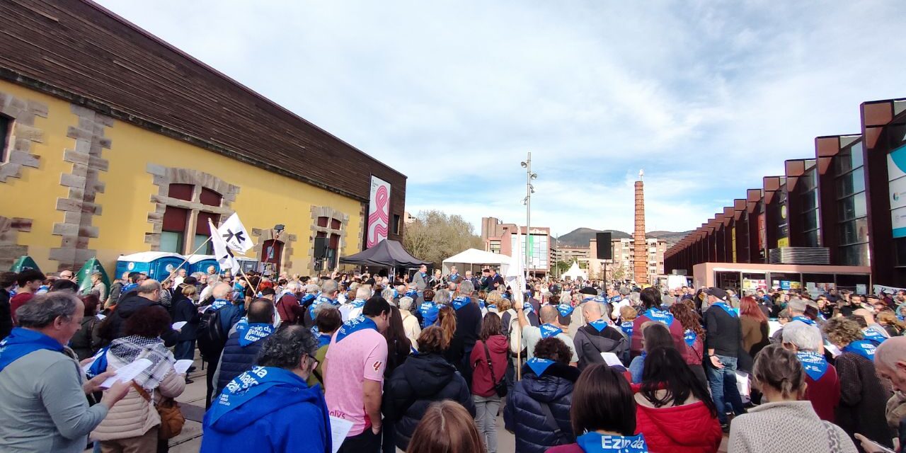 Durangoko azokan II. etxera kantuz topaketa egon da SAREk antolatuta.