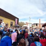 Durangoko azokan II. etxera kantuz topaketa egon da SAREk antolatuta.