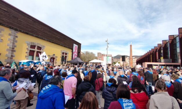 Durangoko azokan II. etxera kantuz topaketa egon da SAREk antolatuta.